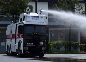 香港警察最新的利器：水炮车！