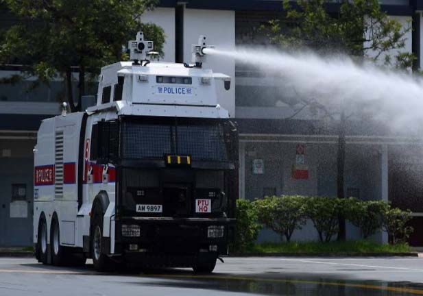 香港警察最新的利器：水炮车！